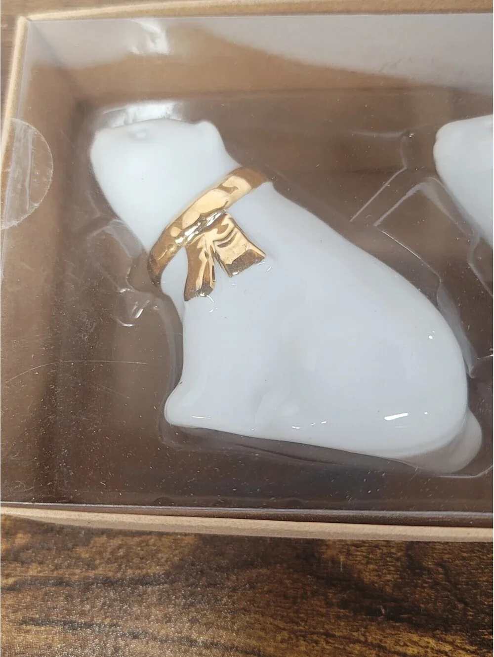 NEW IN BOX ARLINGTON DESIGNS WHITE AND GOLD POLAR BEAR SALT PEPPER SHAKERS
